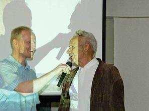 Vlastimil Šmída přebírá z rukou Petra Resche ocenění Čestný člen ČHS: 