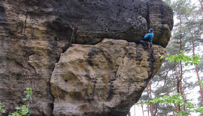 Jiřiny pro Jiřinu VII, Kamenická stěna, Ostrý kopec