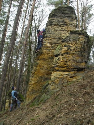 Pavel Henke vrtá navrtávák, jistí M. Strnad, foto: Kýsa