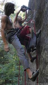 Tomík Sobotka vrtá díru pro pískovcový borhák.