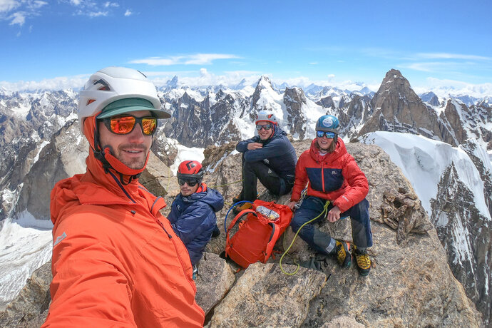 Vrcholová fotka z Remalaye West (6266 m n. m.). Vojta Fejta, Mikuláš Konečný, Albert Musil a Kristýnka Uhlířová. Vrcholová fotka z Remalaye West (6266 m n. m.). Vojta Fejta, Mikuláš Konečný, Albert Musil a Kristýnka Uhlířová.