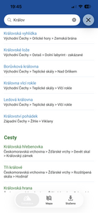 Vyhledávání s azurovými skalami a zelenými cestami